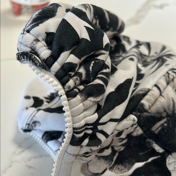 Lululemon Floral Black and White Women's Jacket Size 4 - Picture 8 of 9